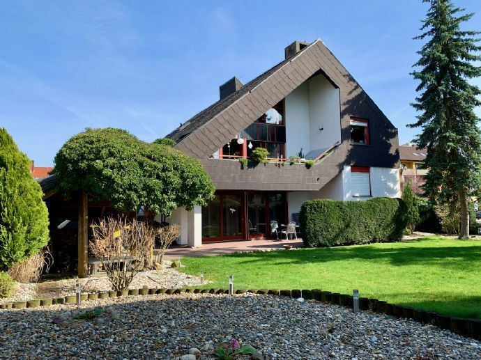 Repräsentatives Ein/Zweifamilienhaus auf großem Grundstück mit drei