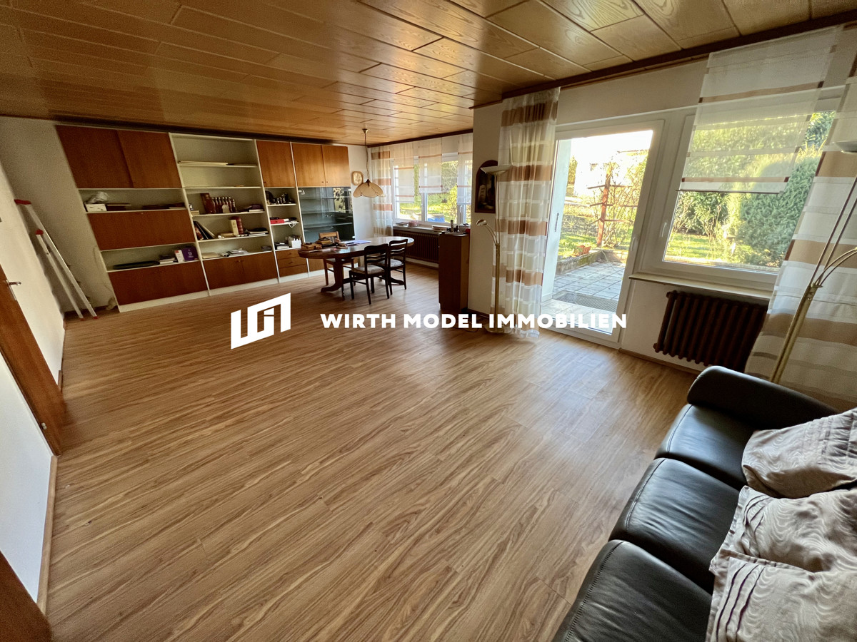 Sehr großzügiges Einfamilienhaus mit schönem Garten und Garage in der