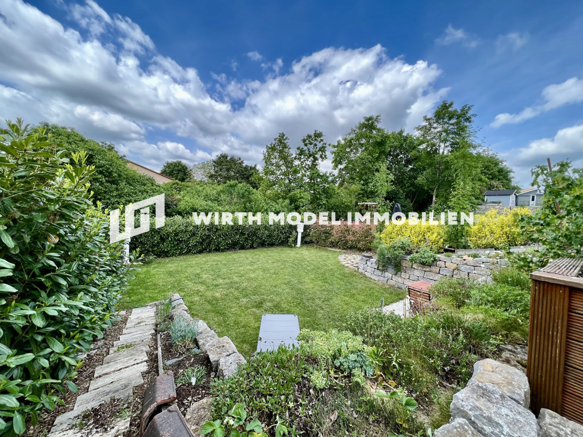 Doppelhaushälfte mit Carport und großem Garten in bevorzugter Wohnlage