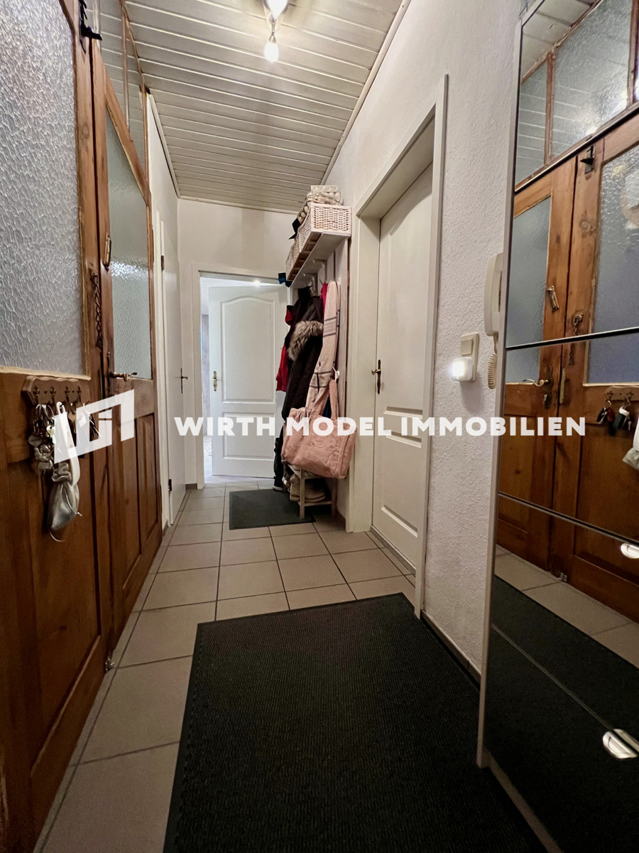Gepflegtes und renoviertes Dreifamilienhaus mit Stellplätzen in