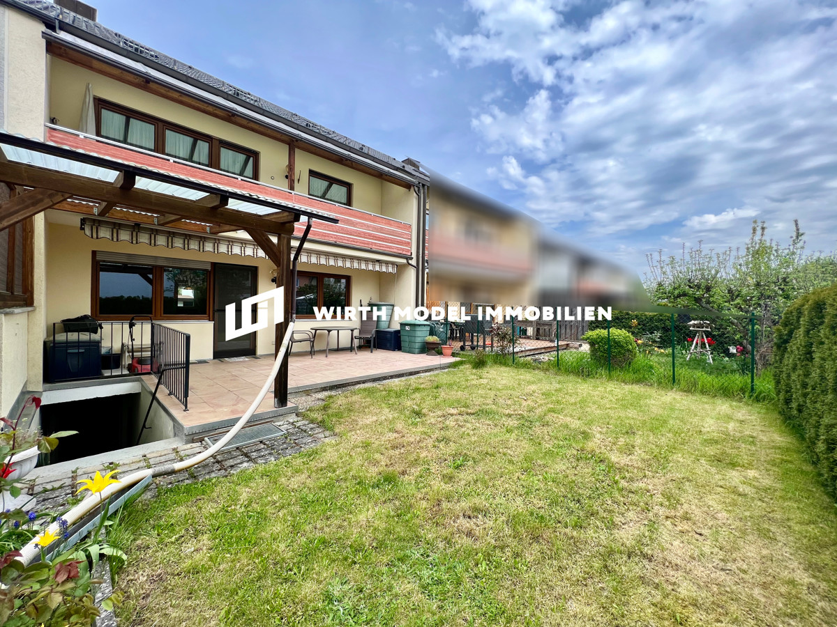 Großzügiges Reihenmittelhaus mit Garage in schöner Lage Sennfelds