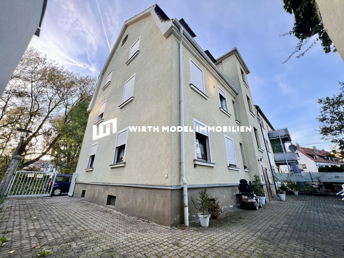 Mehrfamilienhaus mit fünf Wohneinheiten und Garten mit Nebengebäude