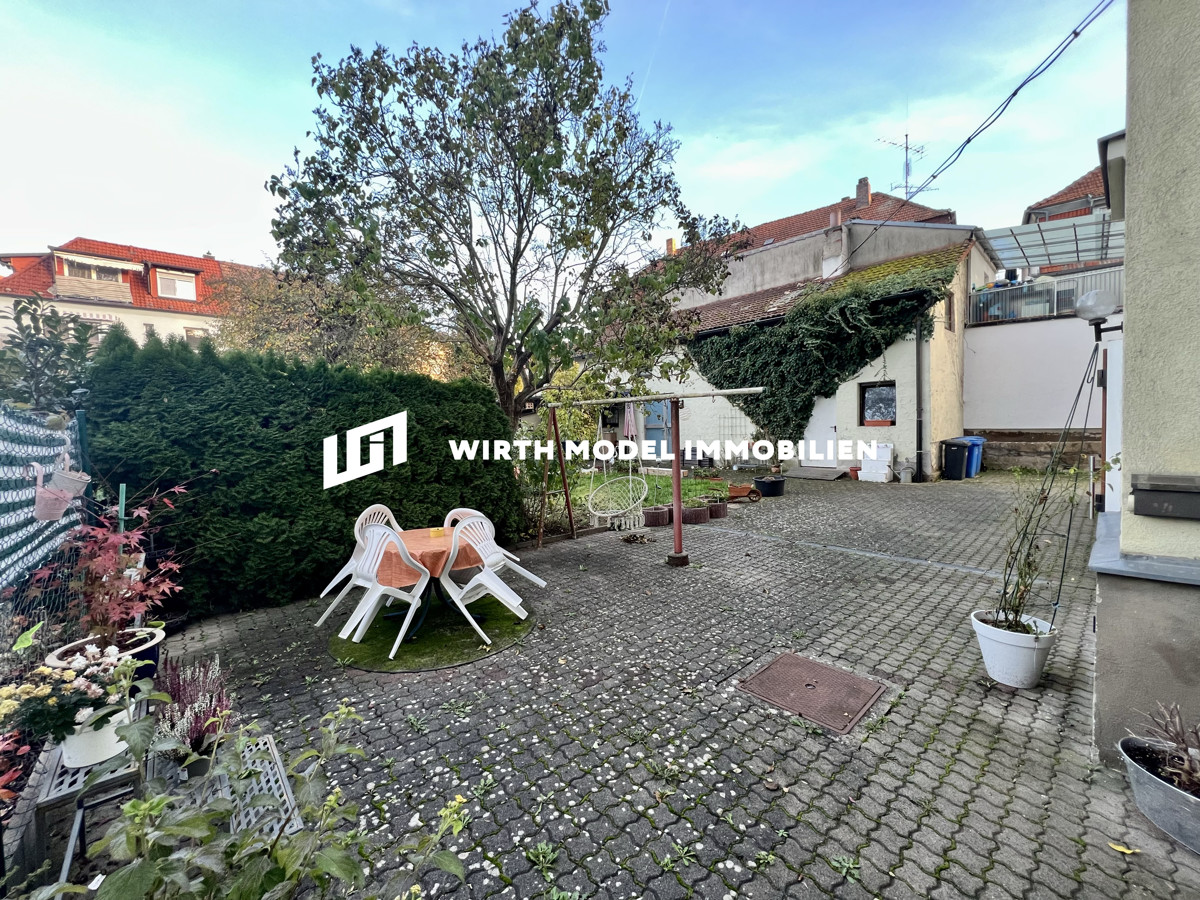 Mehrfamilienhaus mit fünf Wohneinheiten und Garten mit Nebengebäude ...