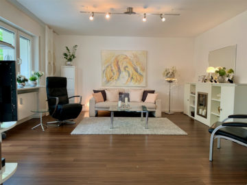 Großzügige renovierte Vier-Zimmer-Wohnung mit Einzelgarage in Bestlage am Hochfeld, 97422 Schweinfurt, Wohnung
