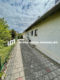 Gepflegtes Ein-/Zweifamilienhaus mit Dachterrasse und drei Garagen in Sulzdorf - Zufahrt Hof