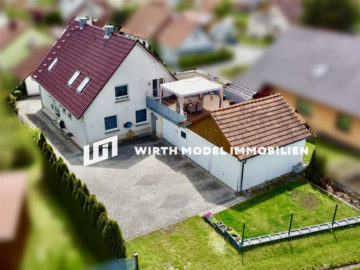 Gepflegtes Ein-/Zweifamilienhaus mit Dachterrasse und drei Garagen in Sulzdorf, 97488 Stadtlauringen, Haus