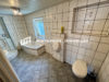 Interessantes großzügiges Zweifamilienhaus mit Dachterrasse in Niederwerrn - Badezimmer OG