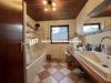 Freistehendes Einfamilienhaus mit schönem Grundstück und Garage in ruhiger Lage | Niederwerrn - Badezimmer EG