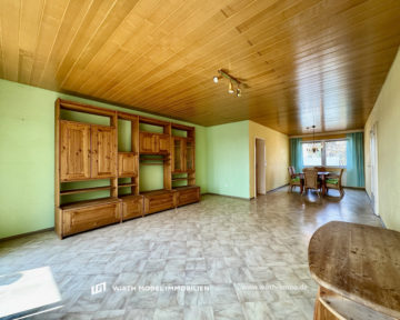 Sehr geräumige Drei- ggf. Vier-Zimmer-Wohnung mit Balkon und Stellplatz in schöner Lage, 97525 Schwebheim, Wohnung