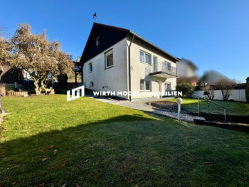 Freistehendes Einfamilienhaus auf großem Grundstück mit Carport und Garage, 97456 Dittelbrunn, Einfamilienhaus