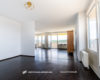 Lichtdurchflutete Drei-Zimmer-Penthouse-Wohnung mit zwei Balkonen und TG-Stellplatz in bester Lage - Wohn-/Essbereich