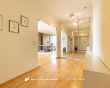 Sehr großzügige Vier-Zimmer-Wohnung mit zwei Balkonen und TG-Stellplatz in bester Lage, 97422 Schweinfurt, Wohnung