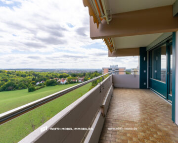 Lichtdurchflutete Drei-Zimmer-Penthouse-Wohnung mit zwei Balkonen und TG-Stellplatz, 97422 Schweinfurt, Wohnung