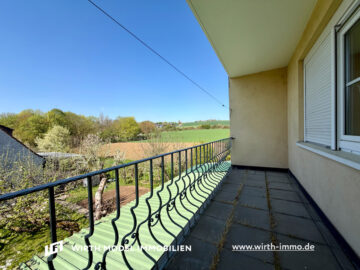 Drei-Zimmer-Wohnung mit zwei Balkonen in schöner Lage, 97078 Würzburg / Versbach, Wohnung