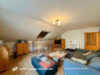 Großzügige Vier-Zimmer-Dachgeschosswohnung in ruhiger idyllischer Dorflage - Wohnzimmer