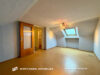 Zweifamilienhaus mit Einzimmer-Wohnung im Dachgeschoss und 2 Garagen in Schonungen - Wohn-/Ess-/Schlafzimmer DG