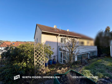 Zweifamilienhaus mit Einzimmer-Wohnung im Dachgeschoss und 2 Garagen in Schonungen, 97453 Schonungen, Haus