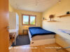 Zwei-Familien Wohnhaus mit vielseitigen Nutzungsmöglichkeiten und herrlichem Garten am Ortsrand - Schlafzimmer